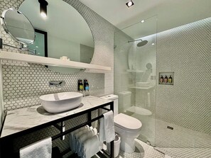 Apartamento ejecutivo, 2 habitaciones | Baño | Ducha, secador de pelo, toallas y papel higiénico