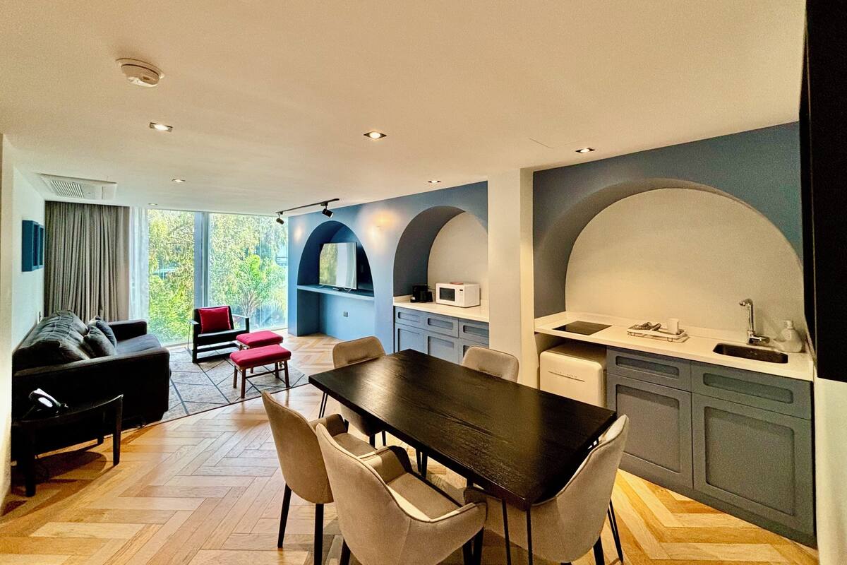 Un espacio moderno para vivir con comedor, cocina y zona de estar.