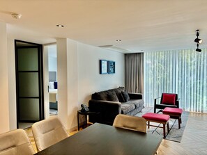 Leilighet – executive, 2 soverom | Oppholdsområde | En 42-tommers Flatskjerm-TV med digitale kanaler samt TV