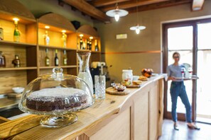 Petit déjeuner complet compris tous les jours