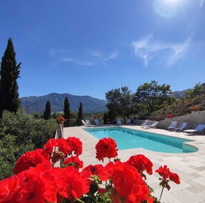 Piscine extérieure (ouverte en saison), parasols de plage