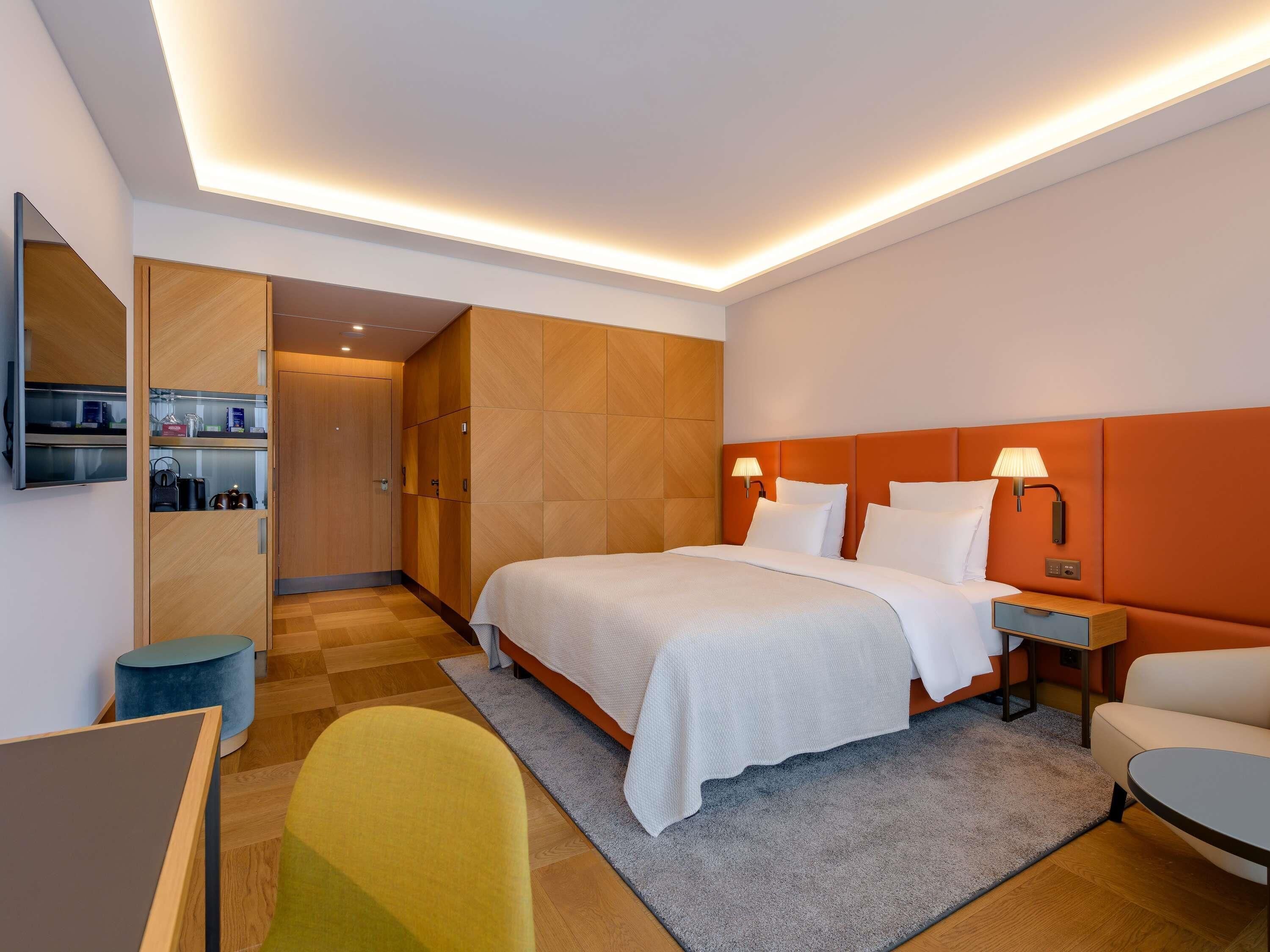 Habitación clásica, 1 cama de matrimonio grande | Ropa de cama de alta calidad, minibar, caja fuerte y escritorio