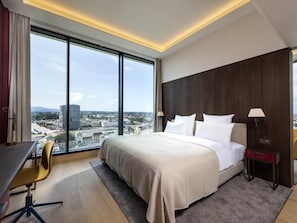 1 bedroom, premium bedding, minibar, in-room safe