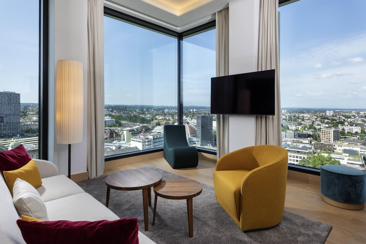 Suite, 1 Katil Raja (King) (High Floor) | Peralatan tempat tidur premium, bar mini, peti besi dalam bilik, meja