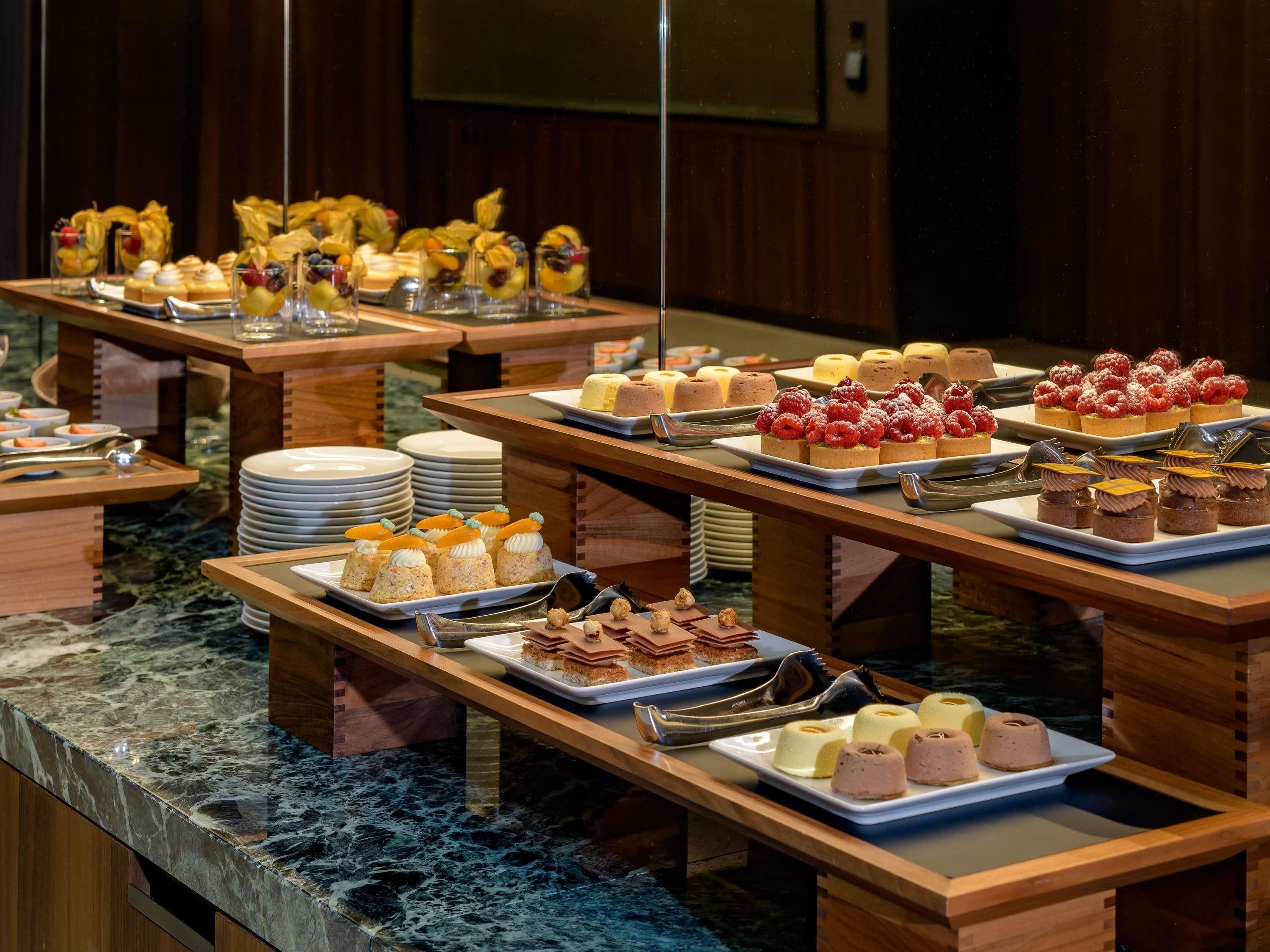 Ein Buffet mit verschiedenen Desserts und Gebäck.