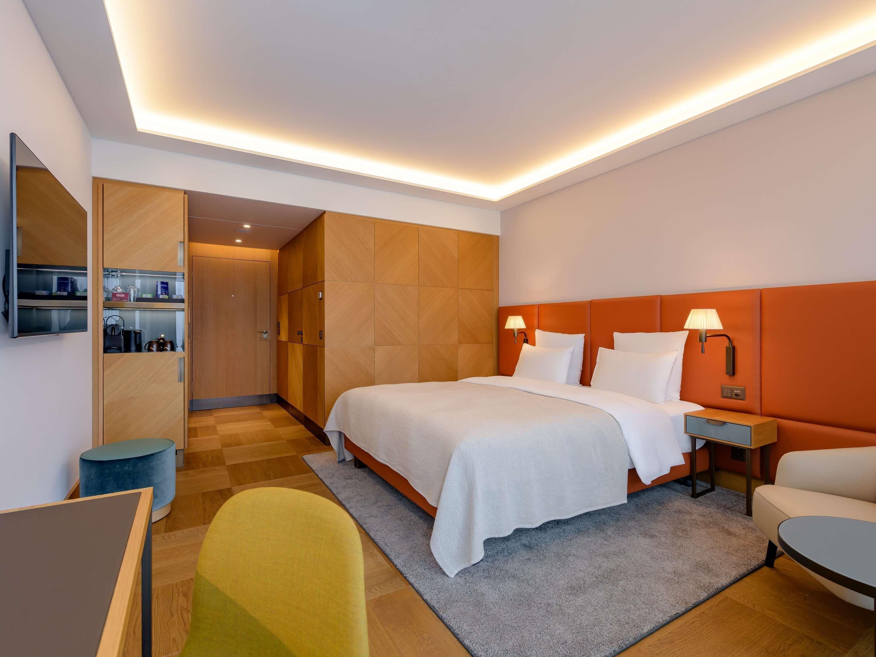 Classic Room, 1 King Bed | Premium bedding, minibar, in-room safe, desk