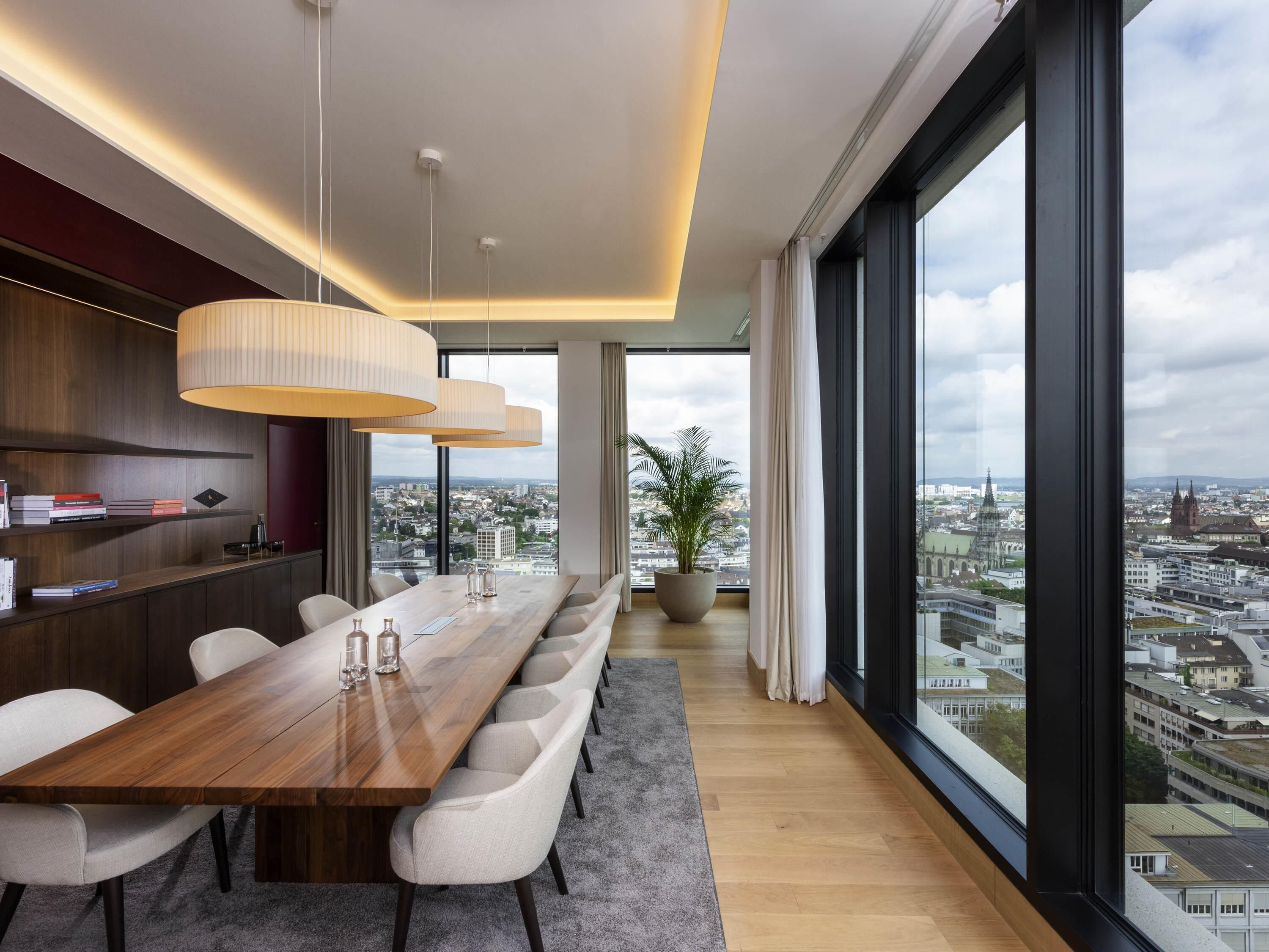 Roupas de cama premium, frigobar, cofres nos quartos, escrivaninha