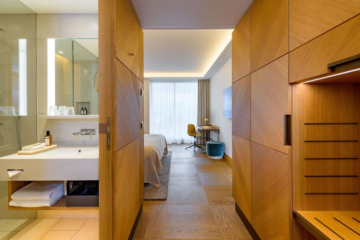 Deluxe Room, 1 King Bed | 1 bedroom, premium bedding, minibar, in-room safe