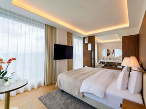 جناح واسع - سرير ملكي (High Floor) | أغطية فراش متميزة وميني بار وخزنة داخل الغرفة ومكتب