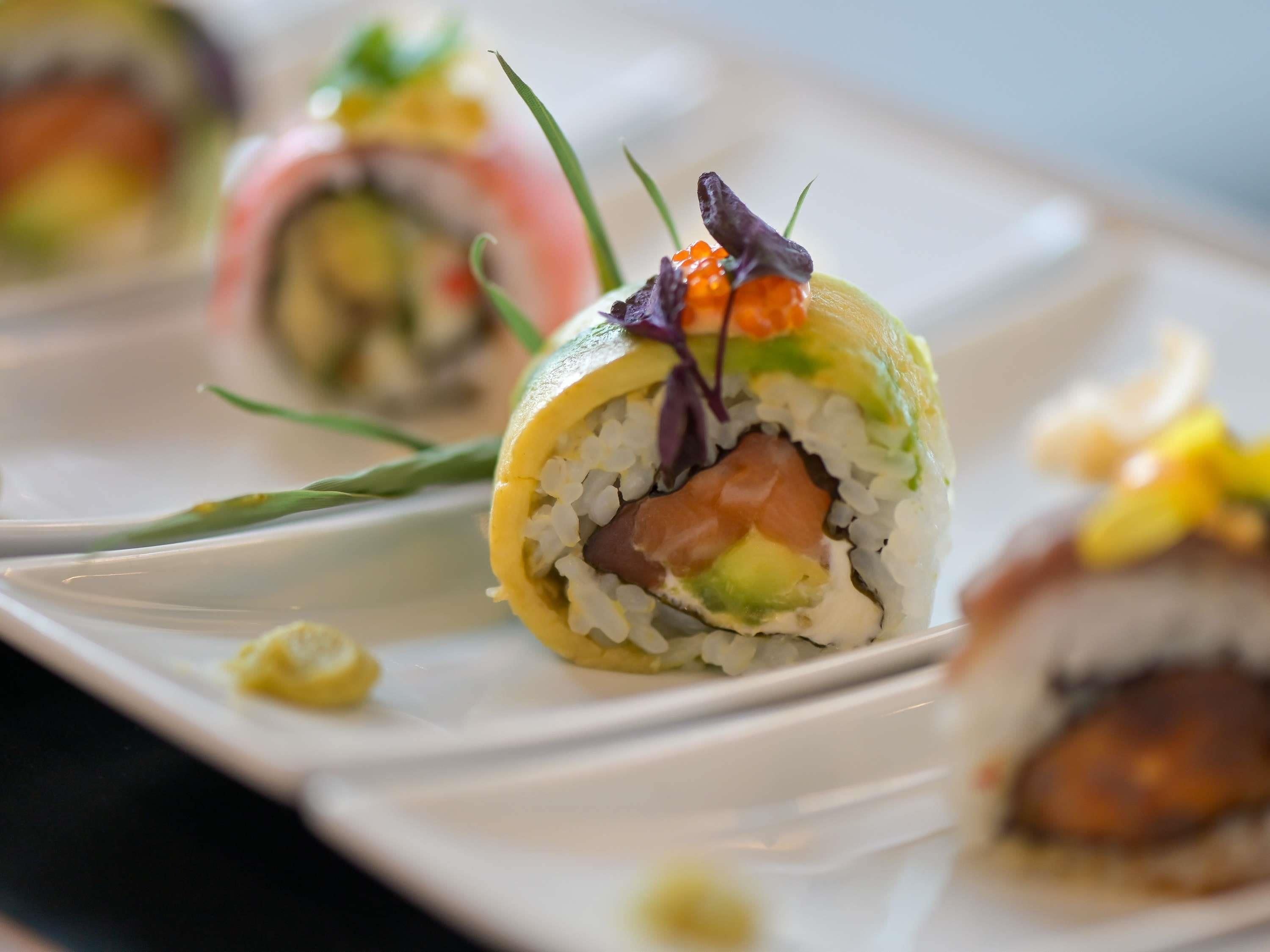 Un plato de sushi con diversos ingredientes.