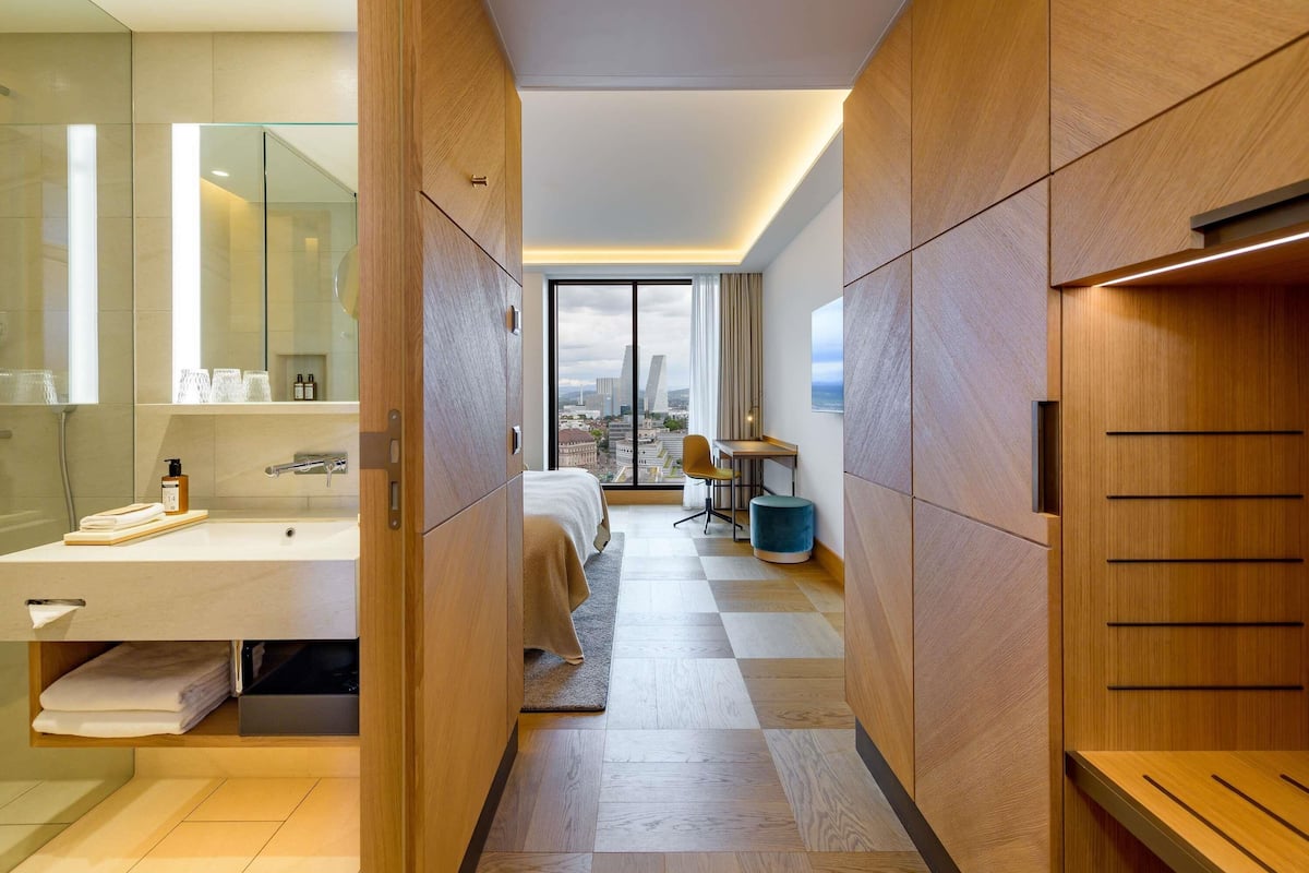 Habitació Deluxe, 1 llit de matrimoni gran | 1 dormitori, roba de llit d'alta qualitat i minibar