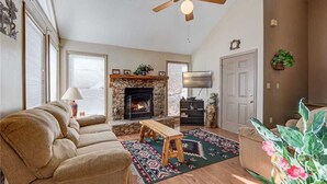 Living room - God's View, 2 Bedrooms, Pet Friendly, Mountain View, Hot Tub, Sleeps 4 (Gatlinburg)