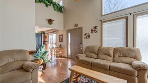 Living room - God's View, 2 Bedrooms, Pet Friendly, Mountain View, Hot Tub, Sleeps 4 (Gatlinburg)