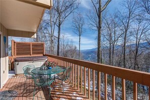 Balcony - God's View, 2 Bedrooms, Pet Friendly, Mountain View, Hot Tub, Sleeps 4 (Gatlinburg)