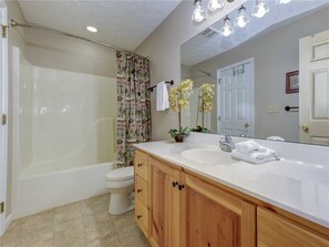 Bathroom - Great Expectations, 3 Bedrooms, Fireplace, Pool Table, Hot Tub, Sleeps 10 (Gatlinburg)