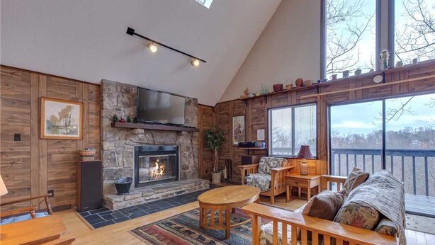 Living room - Honey Bee Cottage, 3 Bedroom, Pool Access, Grill, Fireplace, Wifi, Sleeps 8 (Gatlinburg)