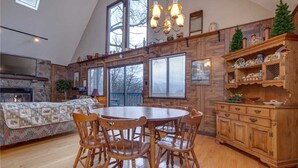 Private kitchen - Honey Bee Cottage, 3 Bedroom, Pool Access, Grill, Fireplace, Wifi, Sleeps 8 (Gatlinburg)