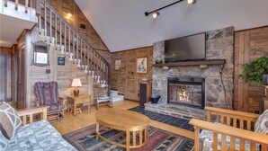 Living room - Honey Bee Cottage, 3 Bedroom, Pool Access, Grill, Fireplace, Wifi, Sleeps 8 (Gatlinburg)