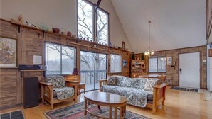 Living room - Honey Bee Cottage, 3 Bedroom, Pool Access, Grill, Fireplace, Wifi, Sleeps 8 (Gatlinburg)