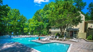 Outdoor pool - Honey Bee Cottage, 3 Bedroom, Pool Access, Grill, Fireplace, Wifi, Sleeps 8 (Gatlinburg)