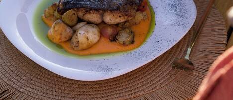 Un plato de comida sobre una mesa con un posavasos tejido.
