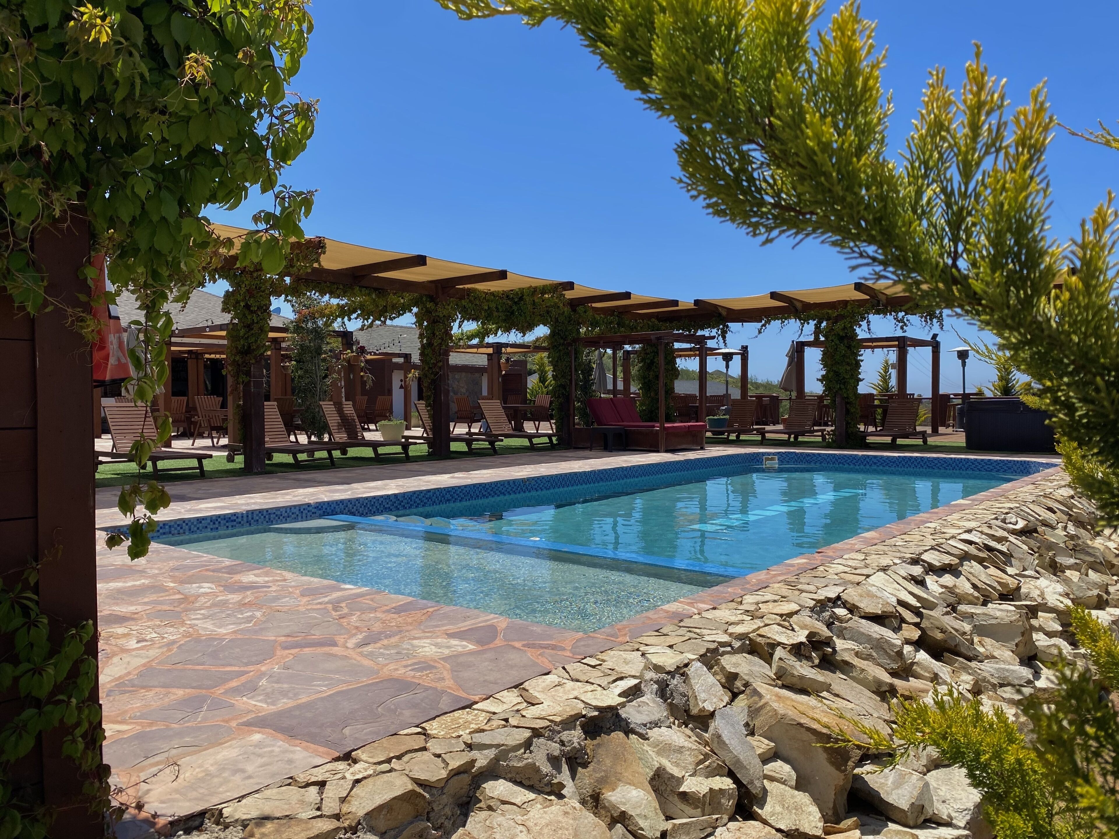 Una piscina al aire libre