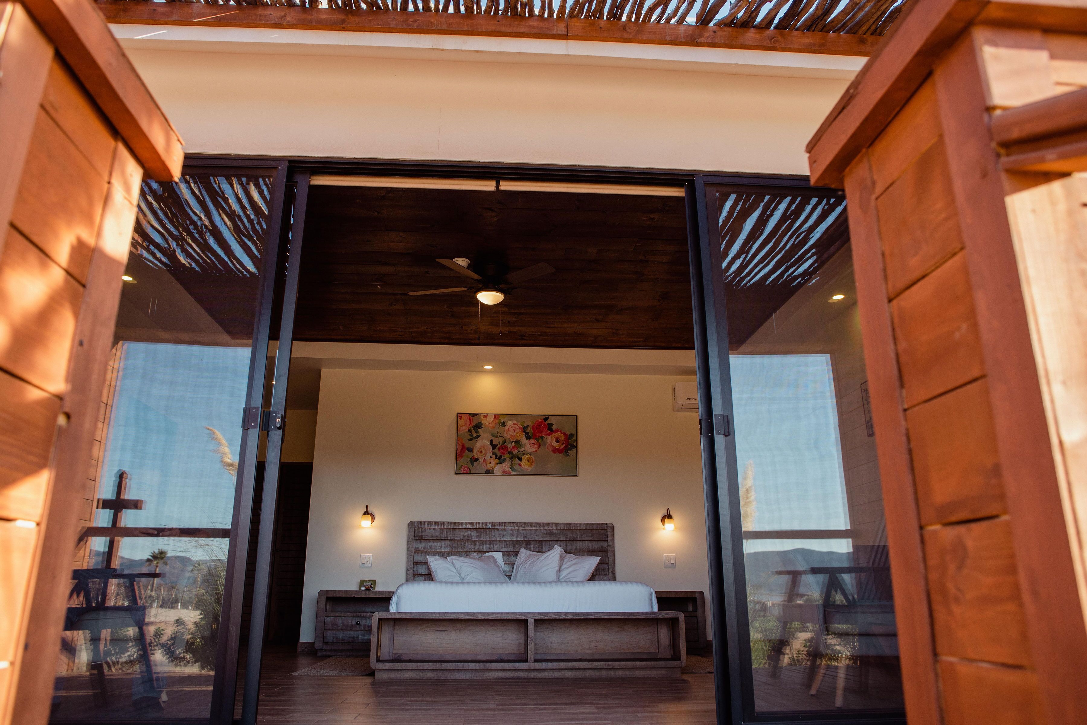 deluxe room | 1 bedroom, minibar, desk, laptop workspace