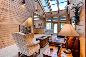 콘도, 침대(여러 개), 온수 욕조, 산 전망 | 거실 | 케이블 채널 시청이 가능한 42인치 TV, 벽난로, MP3 도킹 스테이션