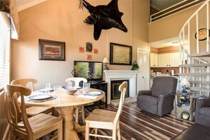 Condo, Plusieurs lits, baignoire à remous, vue sur la montagne | Cuisine privée | Réfrigérateur, four à micro-ondes, surface de cuisson, lave-vaisselle