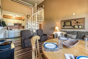 Condo, Plusieurs lits, baignoire à remous, vue sur la montagne | Cuisine privée | Réfrigérateur, four à micro-ondes, surface de cuisson, lave-vaisselle