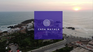 Vue aérienne d’une zone côtière où se trouve un bâtiment remarquable, portant l’inscription « CASA MAYALA », à San Bartolo, au Pérou.
