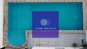 Ein Schwimmbecken mit einem Logo und dem Text 'CASA MAYALA' und 'SAN BARTOLO, PERU'.