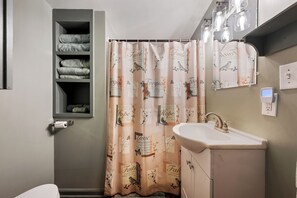 Secadora de cabello, toallas, jabón, papel de baño 