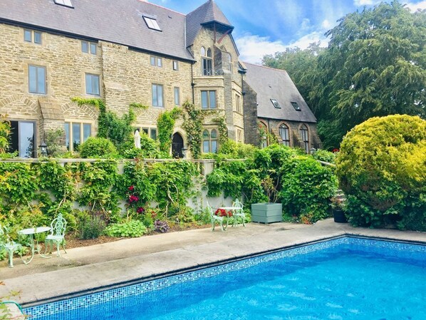 Outdoor pool - Cosy chapel cottage at Peregrine Hall with pool and walking distance into town (Lostwithiel)