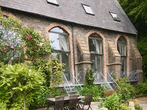 Outdoor dining - Cosy chapel cottage at Peregrine Hall with pool and walking distance into town (Lostwithiel)