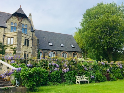 Cosy chapel cottage at Peregrine Hall with pool and walking distance into town