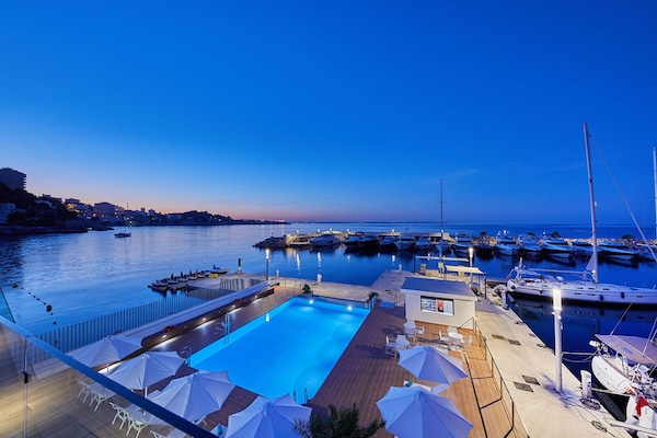 Sesongbasert utendørsbasseng, bassengparasoller og solsenger