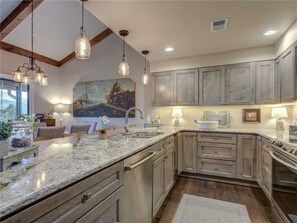 Apartamento, varias camas, bañera de hidromasaje, vistas a la montaña | Cocina privada | Frigorífico, microondas, placa de cocina y lavavajillas