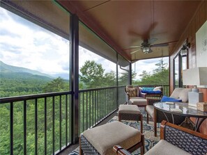 Apartamento, varias camas, bañera de hidromasaje, vistas a la montaña | Balcón