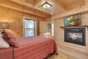 Room - Simply Unforgettable, 1 Bedroom, Bonus Loft, Arcade, Hot Tub, Sleeps 6 (Gatlinburg)