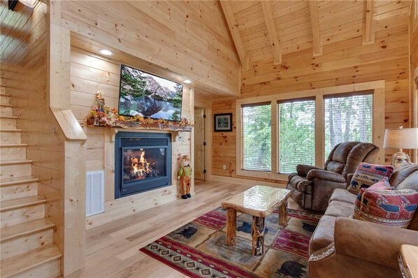 Kabin, Beberapa Tempat Tidur, hot tub, pemandangan gunung | Ruang keluarga | Televisi 42-inci dengan saluran TV kabel dan perapian