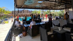 Breakfast, lunch and dinner served - L'Auberge de Tennis MSC (Saâda)