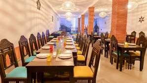 Breakfast, lunch and dinner served - L'Auberge de Tennis MSC (Saâda)