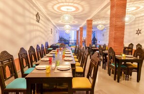 供应早餐、午餐和晚餐,本地与国际菜