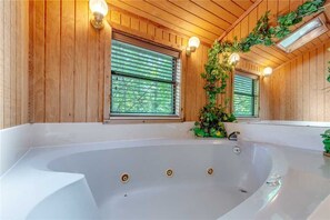 Bathroom - Smoky View Chalet, 2 Bedrooms, Pool Table, Foosball, Pool Access, Sleeps 6 (Gatlinburg)