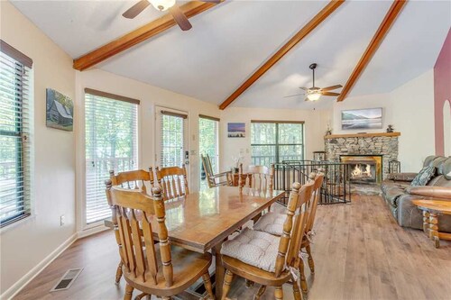 Smoky View Chalet, 2 Bedrooms, Pool Table, Foosball, Pool Access, Sleeps 6