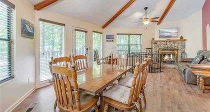 Smoky View Chalet, 2 Bedrooms, Pool Table, Foosball, Pool Access, Sleeps 6