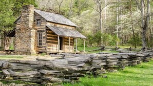 Exterior - Timeless Mountain View, 3 Bedrooms, Pool Access, Hot Tub, Arcade, Sleeps 10 (Gatlinburg)