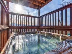 Hytte, flere senger, spabadekar, fjellutsikt | Overnattingsstedets uteområder