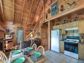Cabin, Multiple Beds, Hot Tub, Mountain View | Living room